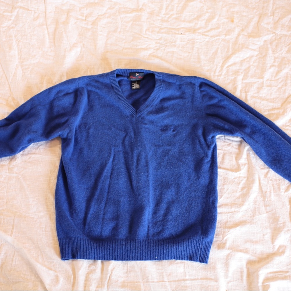 Vibrant Blue V-Neck Knit Sweater with Ribbed Cuffs